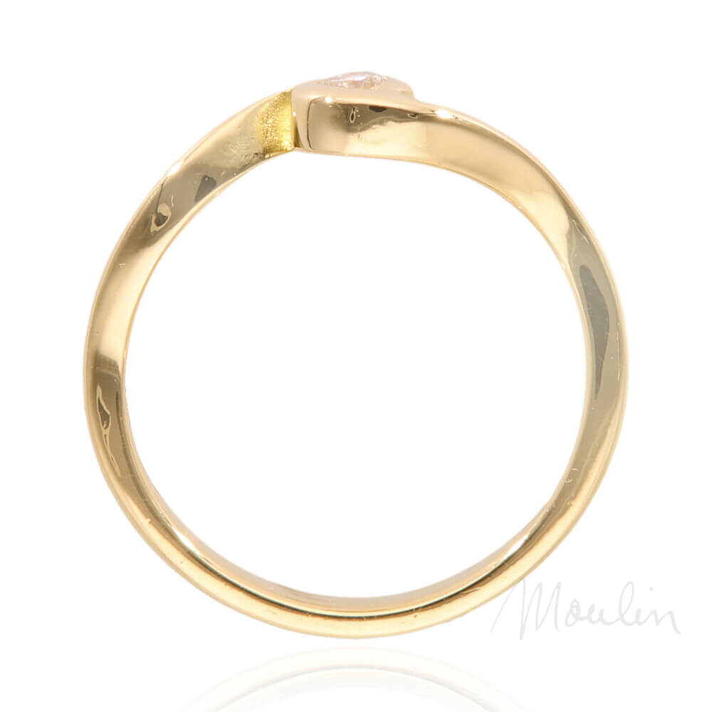 Moulin_173402-brillantring-verlobungsring-gold-03-spiegelung-sign@mshagentur