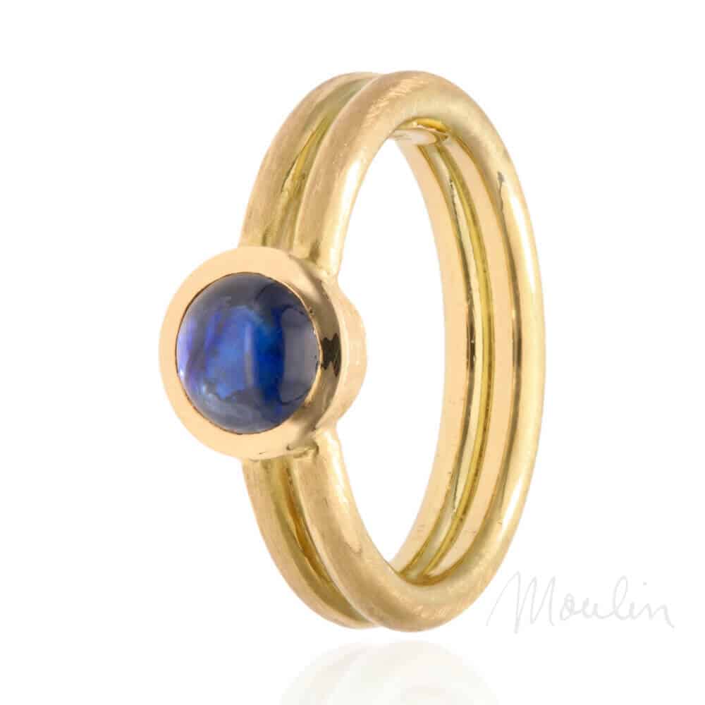 Moulin_173408-goldring-doppelwulst-blauer-saphir-01-spiegelung-sign@mshagentur