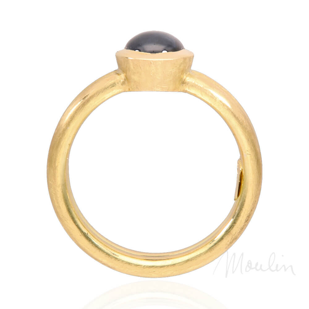 Moulin_173408-goldring-doppelwulst-blauer-saphir-04-spiegelung-sign@mshagentur