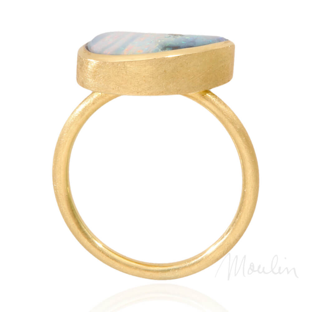 Moulin_173409-ring-mattgold-opal-01-spiegelung-sign@mshagentur