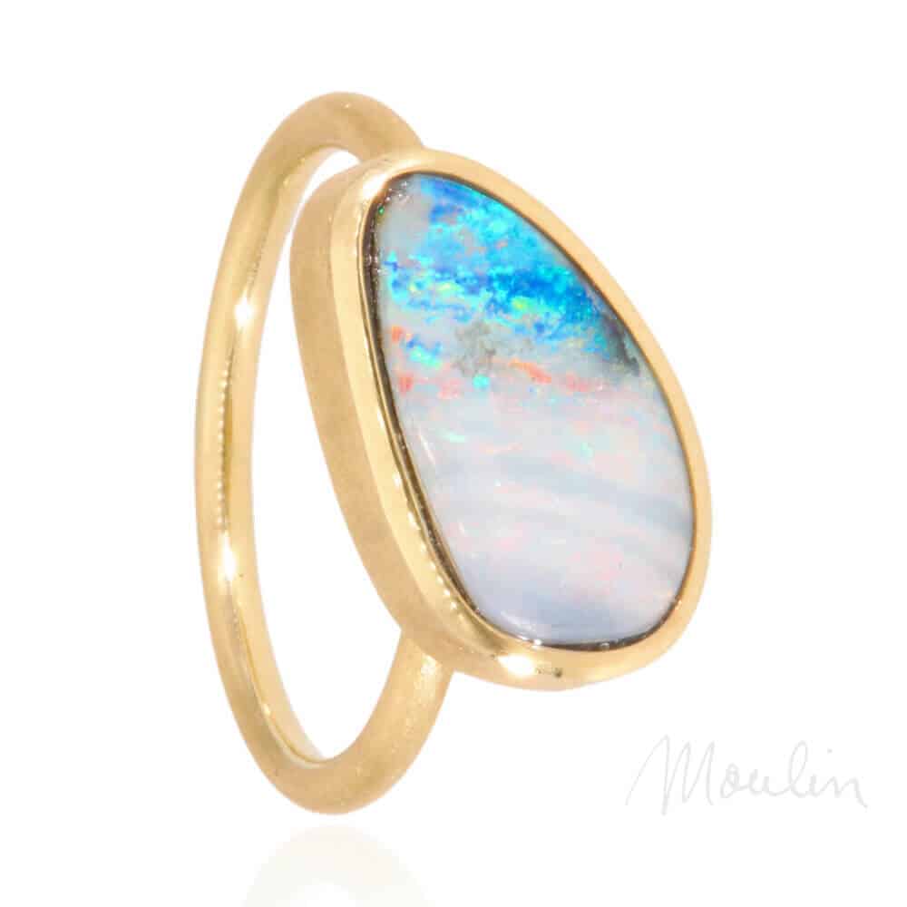Moulin_173409-ring-mattgold-opal-02-spiegelung-sign@mshagentur