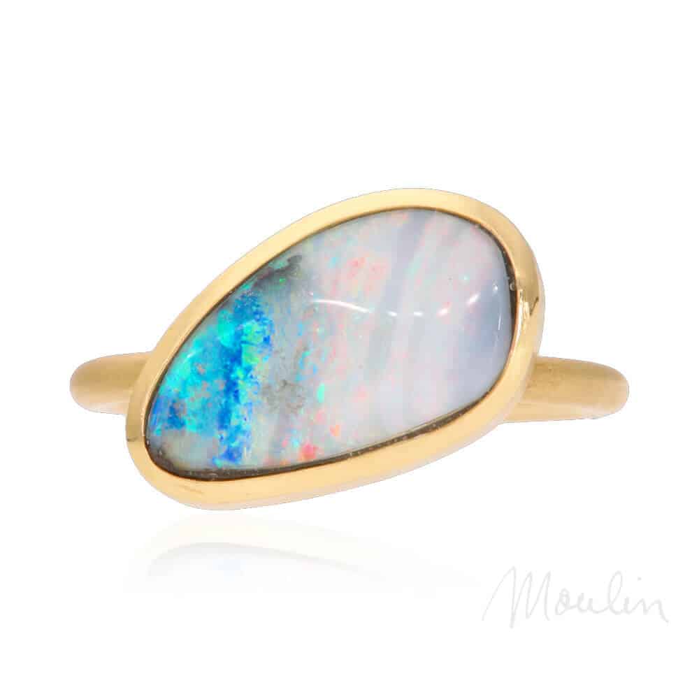 Moulin_173409-ring-mattgold-opal-04-spiegelung-sign@mshagentur
