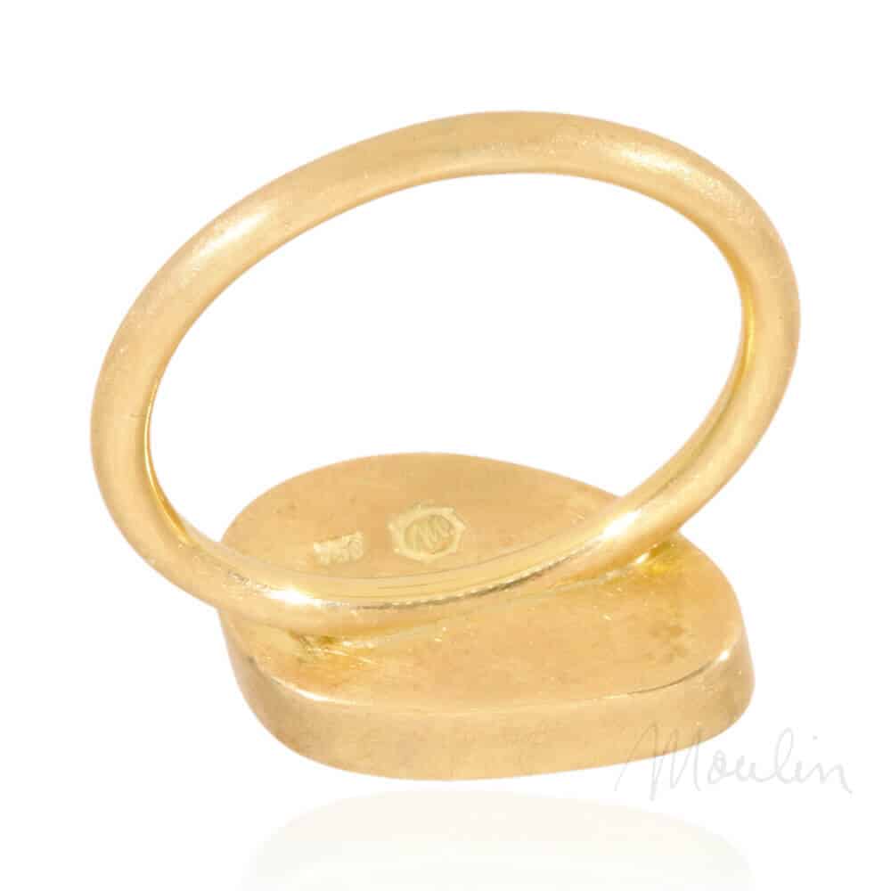 Moulin_173409-ring-mattgold-opal-05-spiegelung-sign@mshagentur