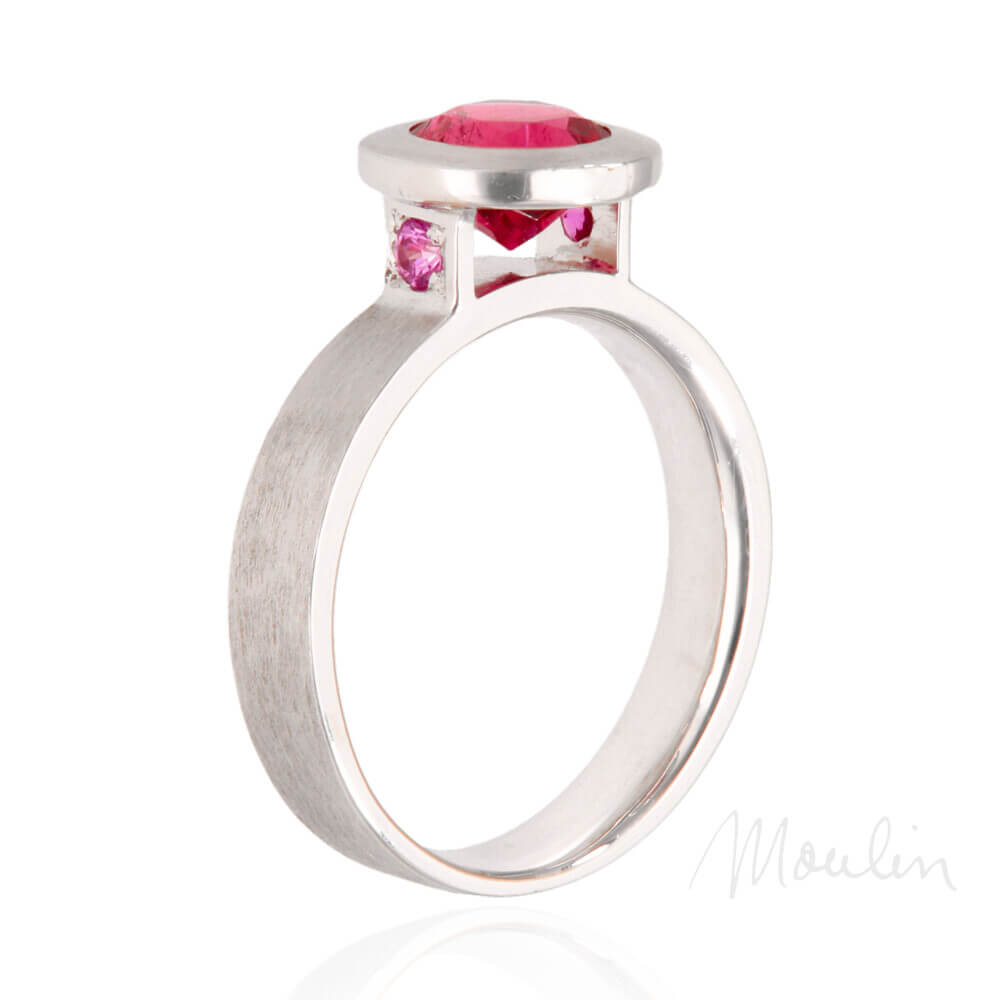 Moulin_1734W12-weissgold-ring-pink-rubellit-rosa-saphire-01-spiegelung-sign@mshagentur