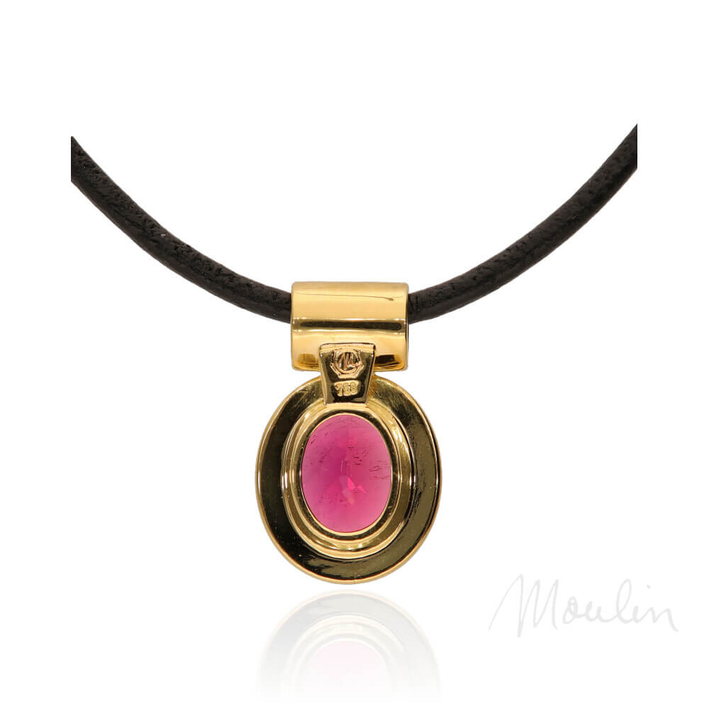 Moulin_153413-rubellit-anhaenger-rot-oval-gelbgold-02-spiegelung-sign@mshagentur