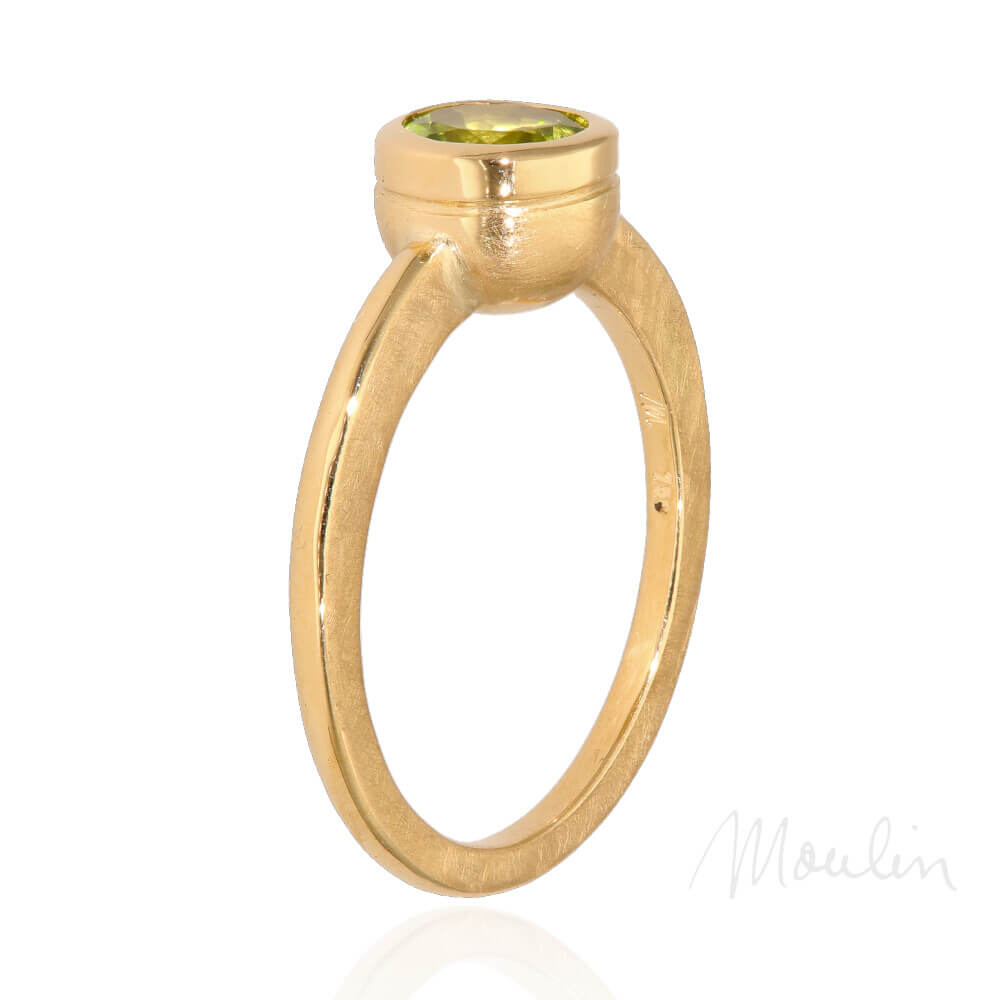 Moulin_173417-ring-gelbgold-peridot-gruen-05-spiegelung-sign@mshagentur
